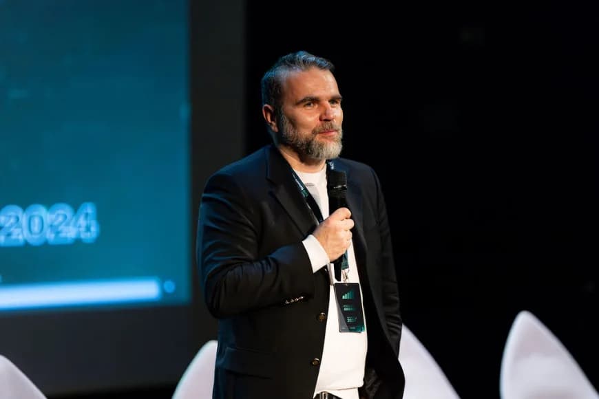 Jacek Bartosiak podczas wykladu otwierajacego sympozjum