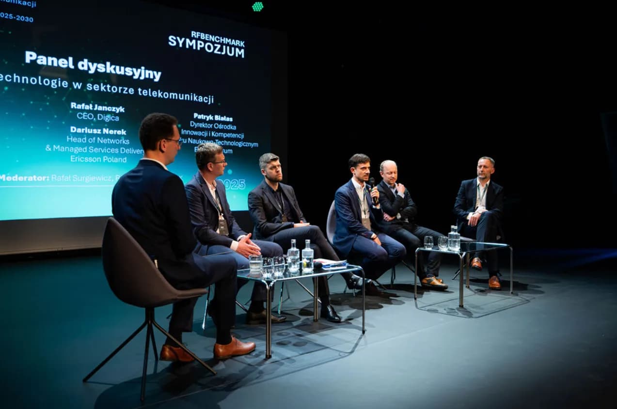 Panel dyskusyjny o nowych technologiach w sektorze telekomunikacyjnym na scenie sympozjum