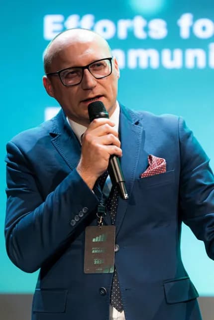 Prelegent z mikrofonem podczas wystapienia